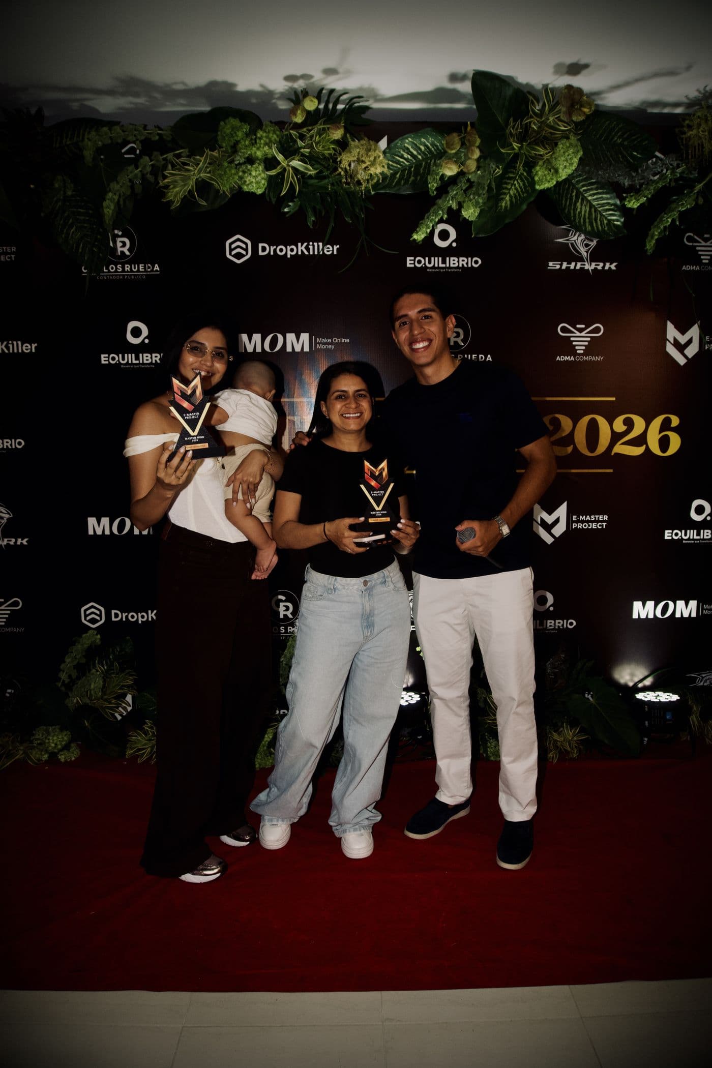 Brayan con alumnas premiadas
